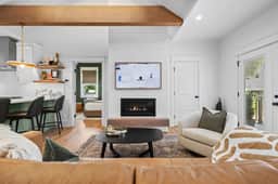 Boutique Luxury King Suite with Spa Bath & Balcony in Walkable East Nashville