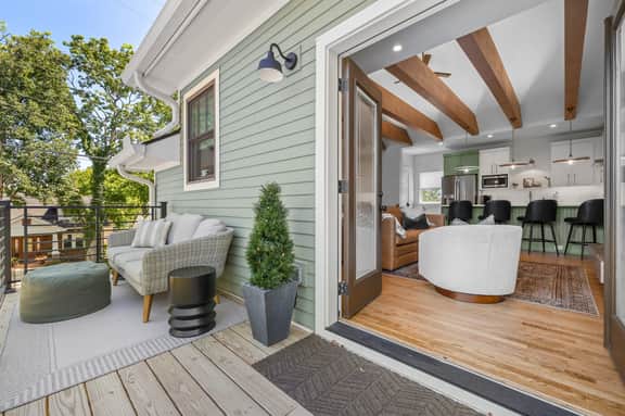 Boutique Luxury King Suite with Spa Bath & Balcony in Walkable East Nashville