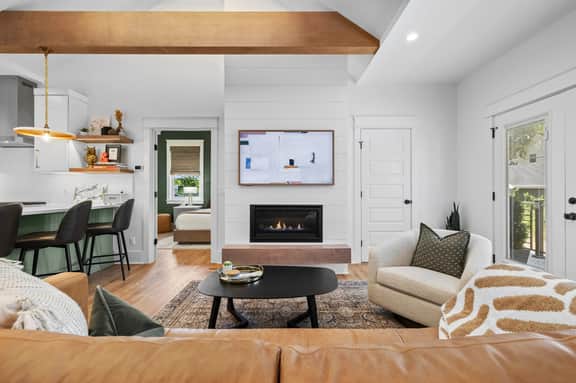 Boutique Luxury King Suite with Spa Bath & Balcony in Walkable East Nashville