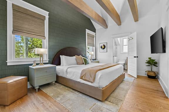 Boutique Luxury King Suite with Spa Bath & Balcony in Walkable East Nashville