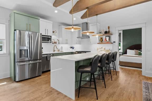 Boutique Luxury King Suite with Spa Bath & Balcony in Walkable East Nashville