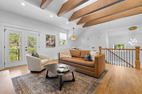 Boutique Luxury King Suite with Spa Bath & Balcony in Walkable East Nashville